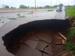 Após forte chuva cratera se abre na MS-156 entre Dourados e Itaporã