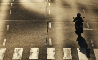 Afinal, é proibido pilotar moto de chinelo?
