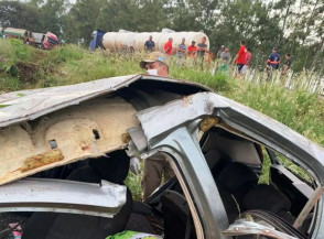 Mulher morre em colisão entre carro e carreta na BR-267