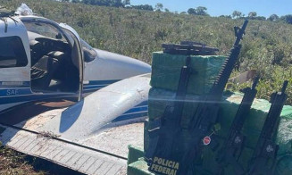 PF apreende aeronave com 442,7 kg de cocaína e fuzis na fronteira
