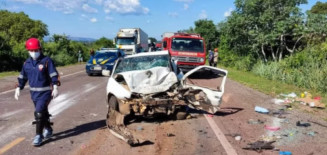 Colisão entre carros deixa três mortos, sendo um bebê de 2 anos