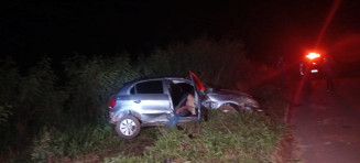 Motorista rampa rotatória na MS-156, bate em poste, sai da pista e morre