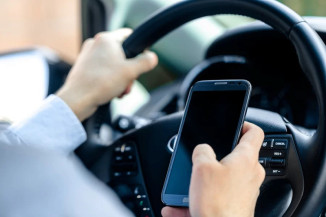 Mais de 650 brasileiros são multados por dia pelo uso do celular no trânsito