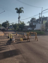 Alerta para condutores: erosão no cruzamento das ruas Lindalva Marques e Lauro Moraes de Mattos