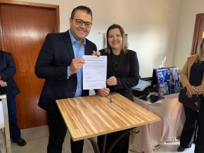 Alan Guedes oficializa Daniela Hall na Assistência Social