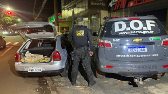 Duas pessoas são presas pelo DOF com droga enquanto remendavam pneu furado do veículo em Dourados