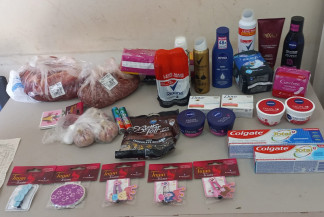 Casal é detido ao tentar sair de mercado com cesto cheio de mercadorias