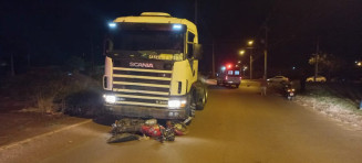 Motociclista fica gravemente ferido em colisão contra carreta