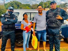 Policiais visitam bebê nascido após escolta até hospital em Dourados