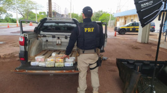 PRF apreende 119 mil dólares americanos e 504 mil reais não declarados e prende três pessoas