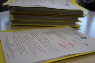 Prefeitura entrega 800 folhas de documentos para CPI do Kit Robótica