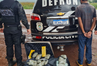 Passageiro de ônibus é preso com maconha escondida em malas