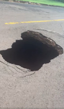 Asfalto cede e forma 'buracão' em rua no Altos das Paineiras