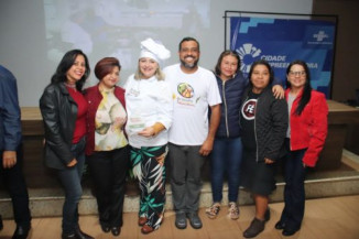 Merendeira Karine Calheiros Lopes é a vencedora da etapa municipal do 1º Desafio Estadual das Merendeiras