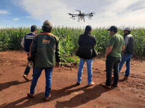 Produtores conhecem drone para pulverização