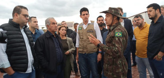 Ministro da Infraestrutura visita obras de aeroporto acompanhado de prefeito e governador