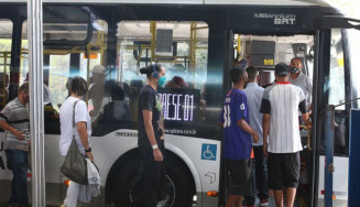 Gasolina mais cara faz pessoas trocarem carro por ônibus