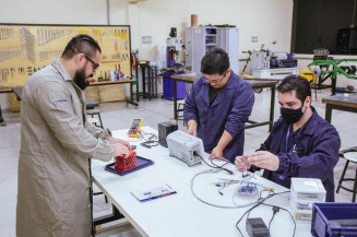 Acadêmicos de Dourados desenvolvem satélite que rastreia mercadorias