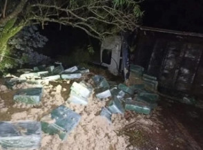 Motorista tomba caminhão com mais de 3 toneladas de maconha