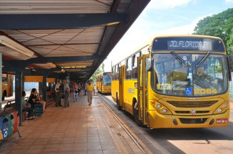 Bêbado, homem entra com veículo no terminal de ônibus e vai preso