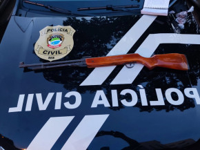 Arma utilizada em feminicídio é apresentada à polícia por advogado do acusado