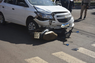Moto para embaixo de carro e duas vítimas ficam feridas
