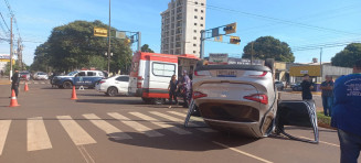 Carro capota em acidente na região central de Dourados