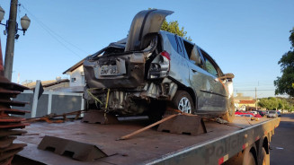 Motorista tenta fugir do DOF com carro roubado recheado de maconha