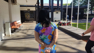 Mulher é presa por tráfico de drogas após irmão ser preso por homicídio