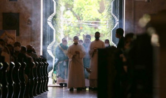 CCJ aprova proibição de vínculo empregatício de religiosos com entidades nas quais atuam