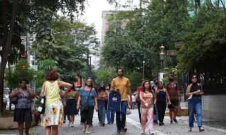Quase 30% da população recebia menos de R$ 500 por mês em 2021