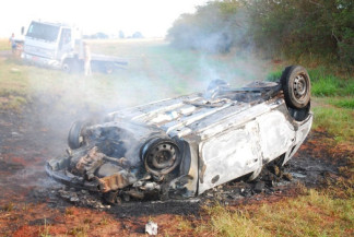 Veículo com drogas pega fogo após capotar na MS-288