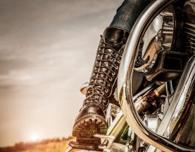 Motociclista precisa ter atenção redobrada no trânsito. Veja dicas!