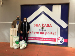 Comerciante douradense instala comedouro para animais de rua em frente loja