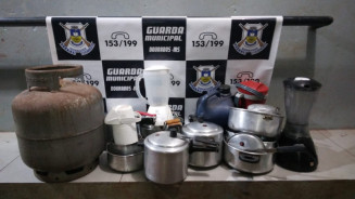 Homem é preso pela GM após furtar panelas e utensílios de residência