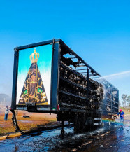 Carreta pega fogo e imagem de Nossa Senhora fica intacta