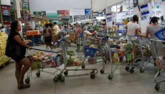 Professor da UFGD é vítima de injúria racial e agressão física em fila de supermercado