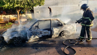 Homem coloca fogo em carro um dia após realizar a compra