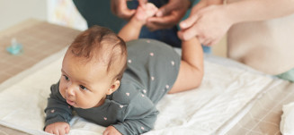 Deixar o bebê de barriga para baixo fortalece a musculatura infantil e estimula o desenvolvimento motor