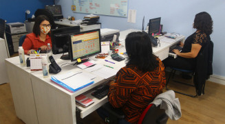 Setor de serviços perde 1,1% das empresas e 2,4% dos postos de trabalho