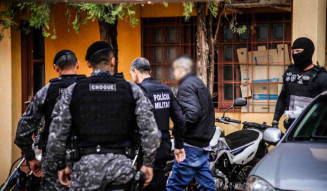 Policiais são presos acusados de vender drogas apreendidas