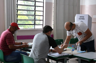 Eleitor deve deixar celular com mesário antes de votar
