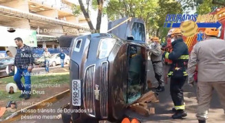 Camionete capota no centro de Dourados após colisão