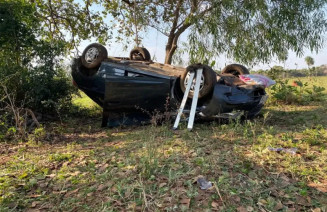 Motorista abaixa para pegar boné, perde controle, capota e passageira morre