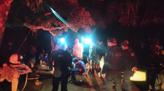 Armados com facas e foices, grupo invade casa, espanca moradores e ateia fogo em cômodo