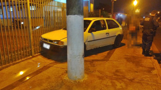 Motorista embriagado é preso após colidir carro no portão da UPA