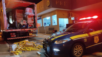 Polícia apreende 2 toneladas de maconha em caminhão com mudança
