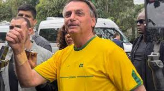 Bolsonaro vota no Rio e diz que 'eleições limpas têm que ser respeitadas'