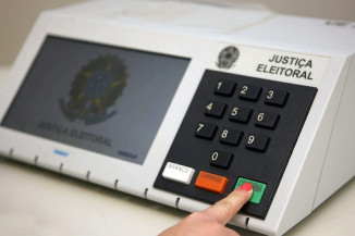 Jovem coloca cola em urna e vai preso em MS