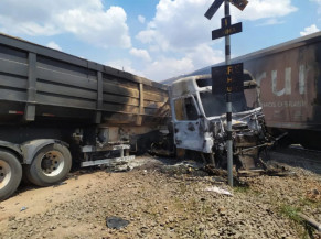 Motorista de carreta bate em trem ao tentar atravessar trilhos